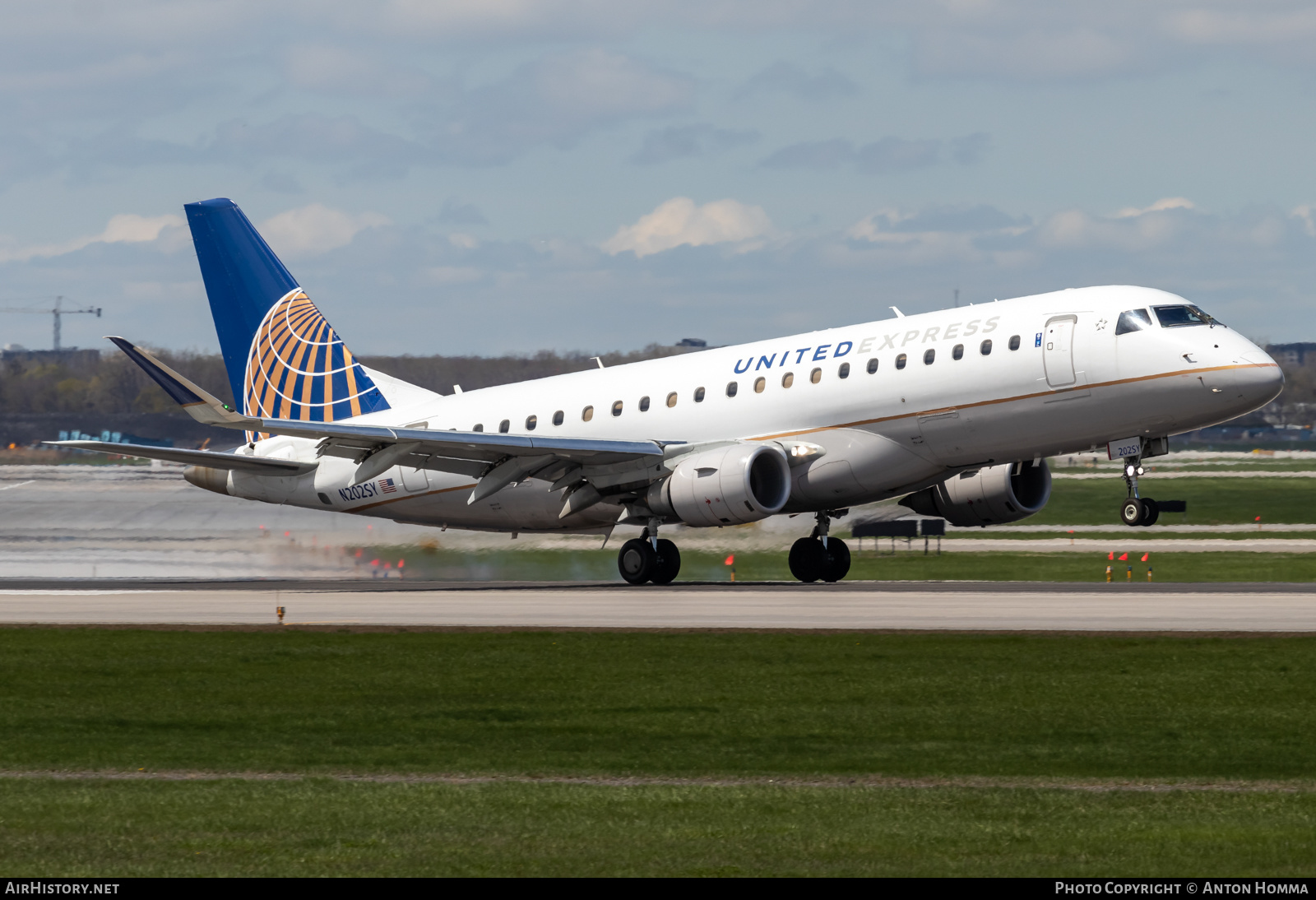 Aircraft Photo of N202SY | Embraer 175LR (ERJ-170-200LR) | United Express | AirHistory.net #571779