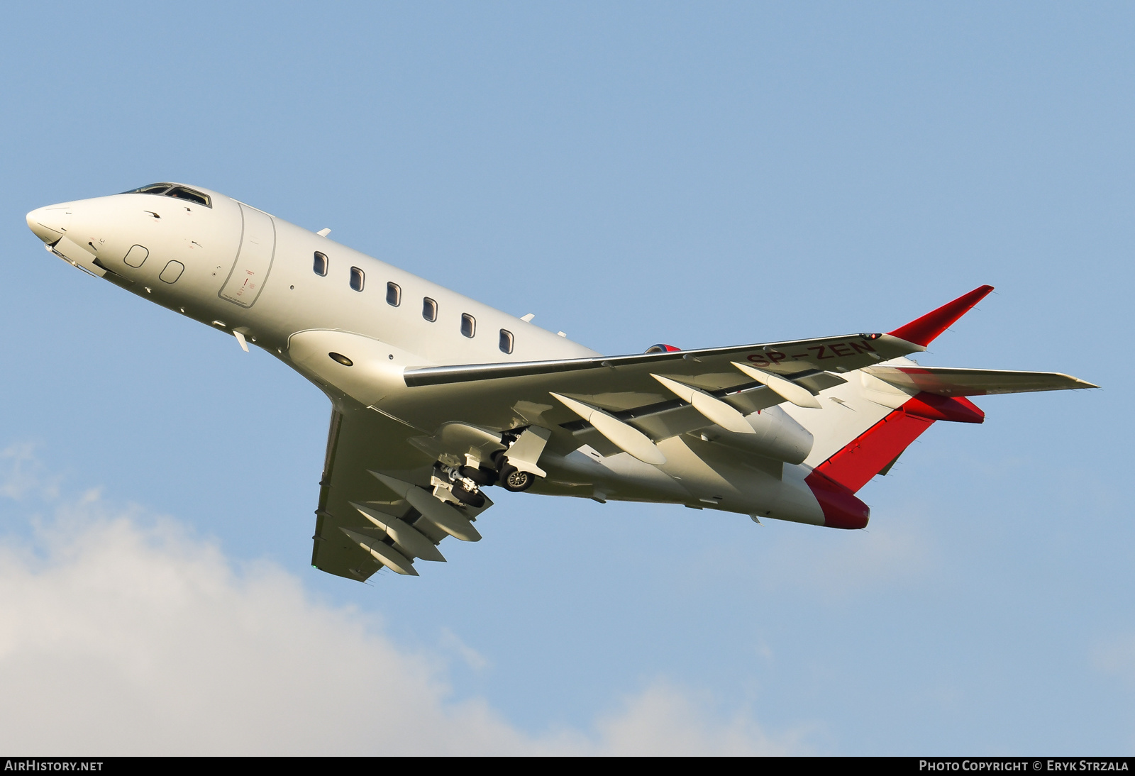 Aircraft Photo of SP-ZEN | Bombardier Challenger 350 (BD-100-1A10) | AirHistory.net #572337