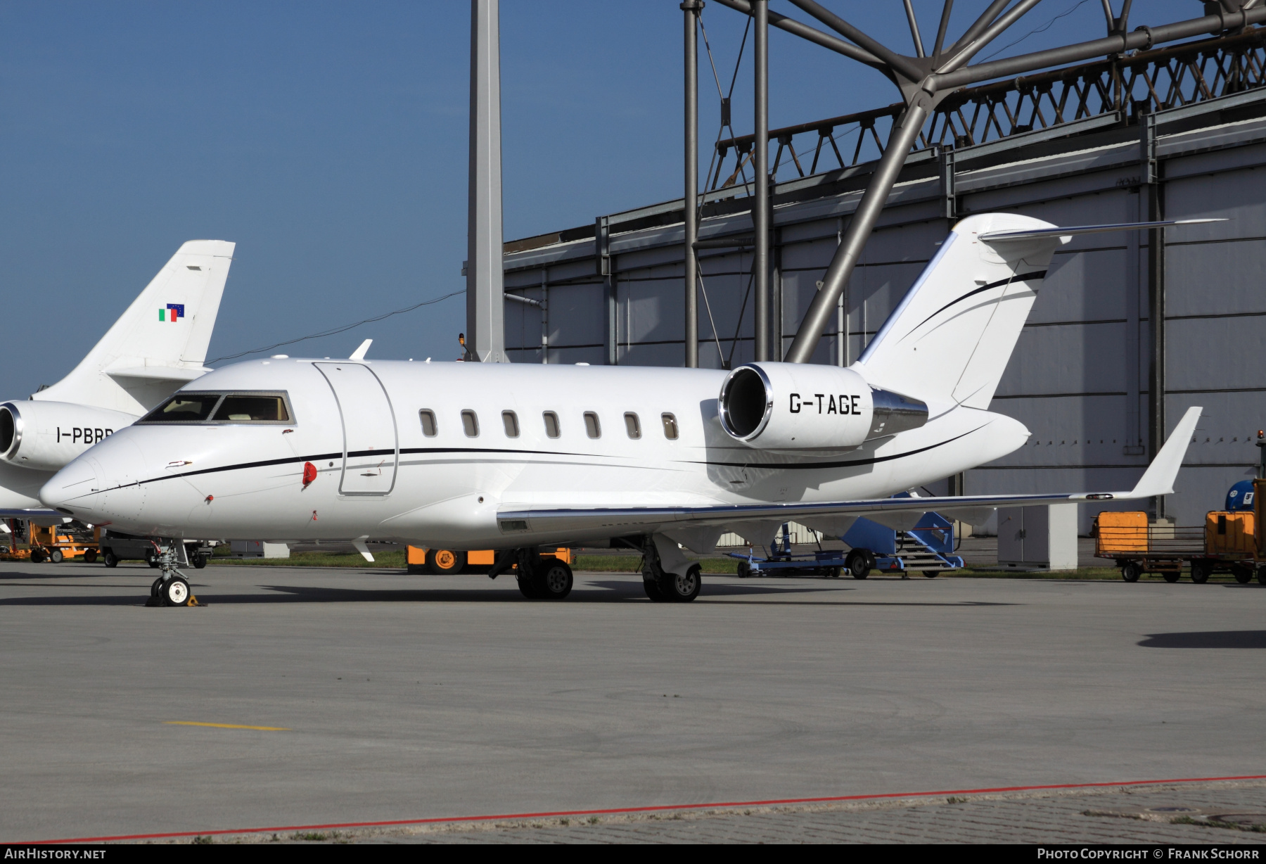 Aircraft Photo of G-TAGE | Bombardier Challenger 605 (CL-600-2B16) | AirHistory.net #572533