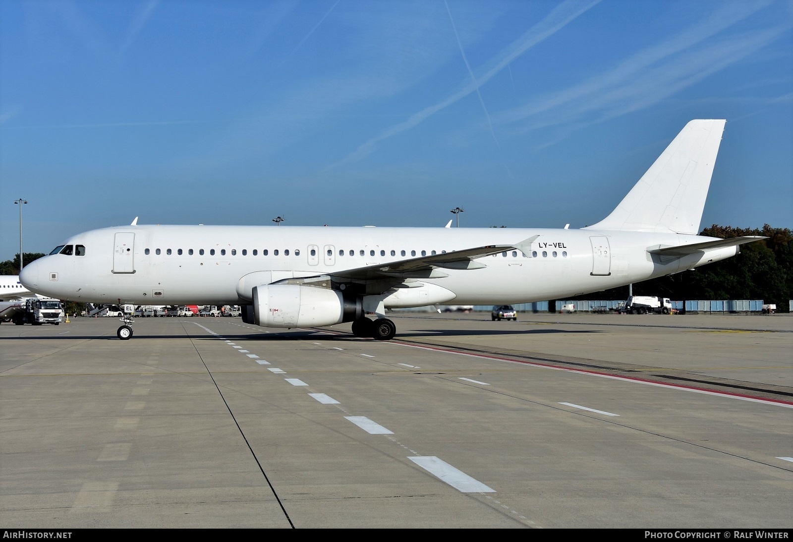 Aircraft Photo of LY-VEL | Airbus A320-232 | AirHistory.net #572653