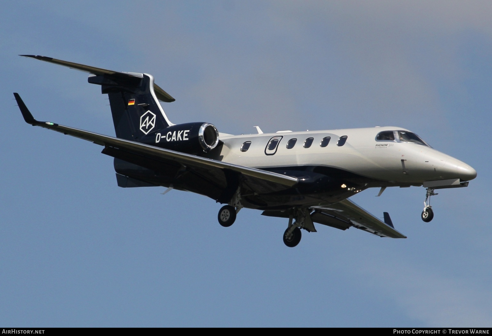 Aircraft Photo of D-CAKE | Embraer EMB-505 Phenom 300 | AirHistory.net #573094