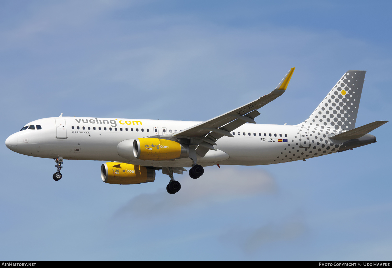 Aircraft Photo of EC-LZE | Airbus A320-232 | Vueling Airlines | AirHistory.net #573526