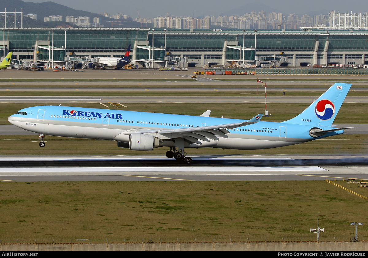 Aircraft Photo of HL7585 | Airbus A330-323 | Korean Air | AirHistory.net #574142