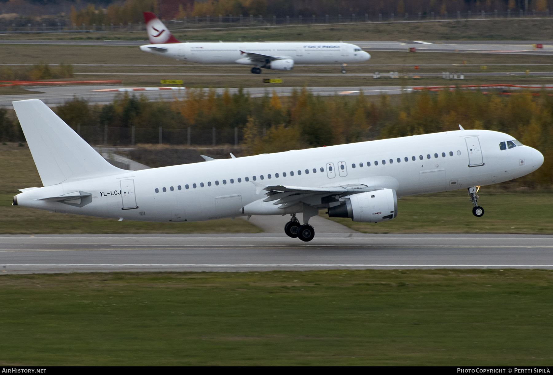 Aircraft Photo of YL-LCJ | Airbus A320-212 | AirHistory.net #574638