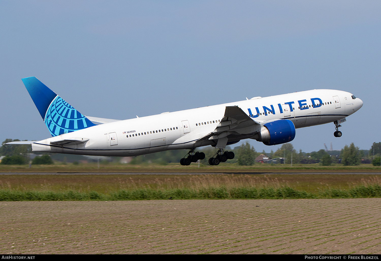 Aircraft Photo of N69020 | Boeing 777-224/ER | United Airlines | AirHistory.net #574773