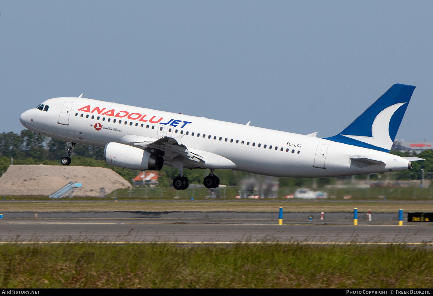 Aircraft Photo of YL-LDT | Airbus A320-232 | AnadoluJet | AirHistory.net #574814