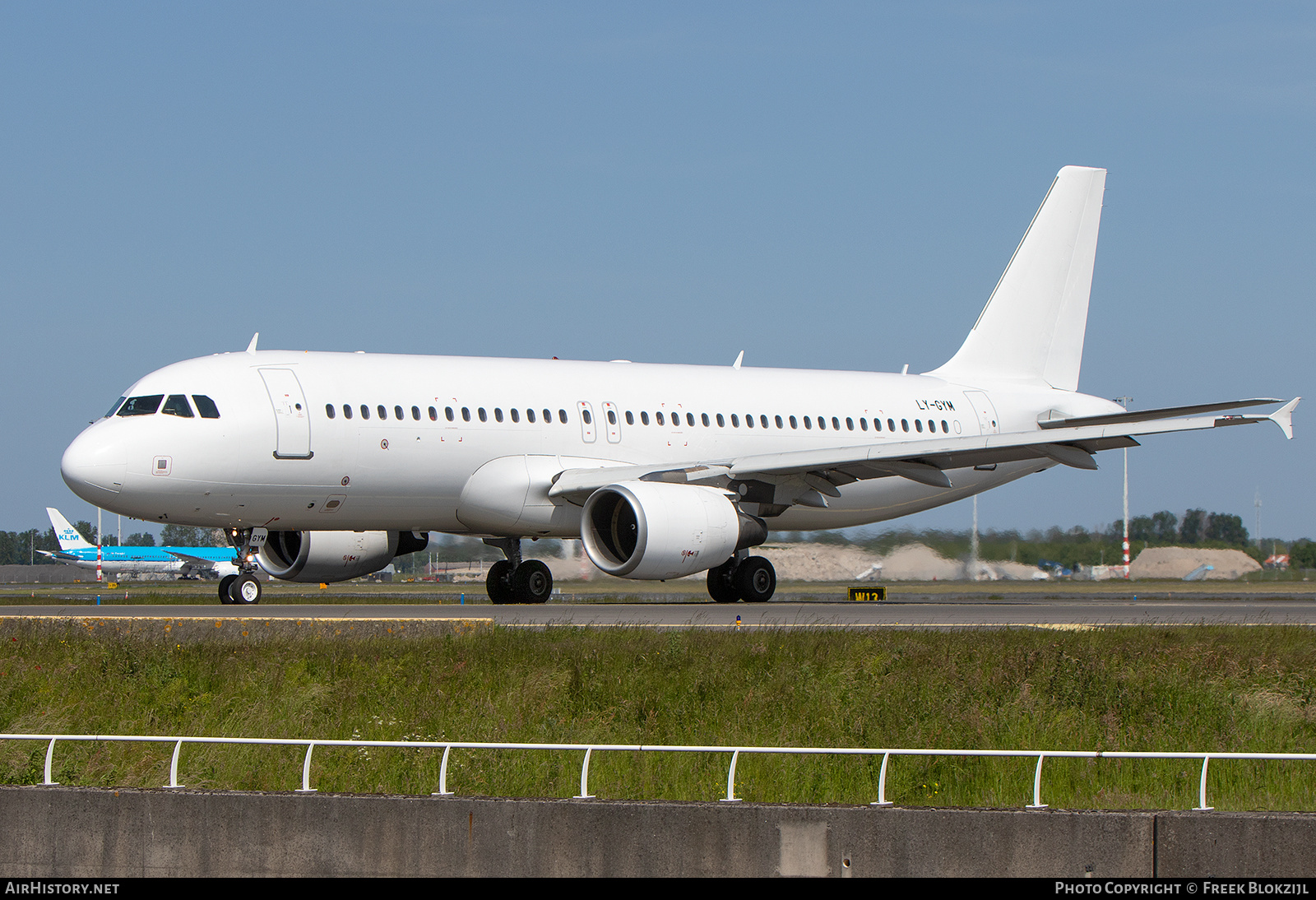 Aircraft Photo of LY-GYM | Airbus A320-214 | AirHistory.net #574891