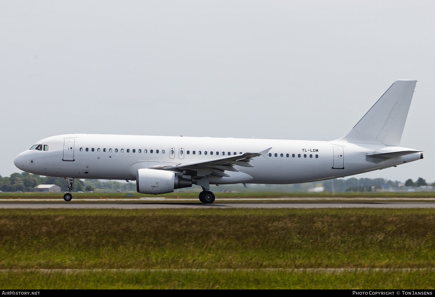 Aircraft Photo of YL-LDM | Airbus A320-214 | AirHistory.net #575368