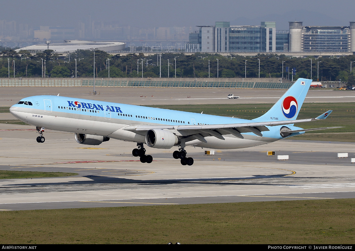 Aircraft Photo of HL7586 | Airbus A330-323 | Korean Air | AirHistory.net #575907