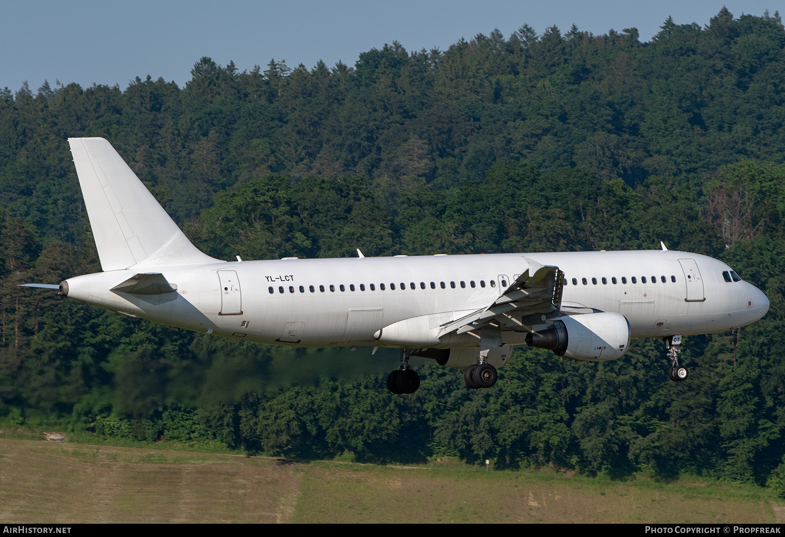 Aircraft Photo of YL-LCT | Airbus A320-214 | AirHistory.net #576567