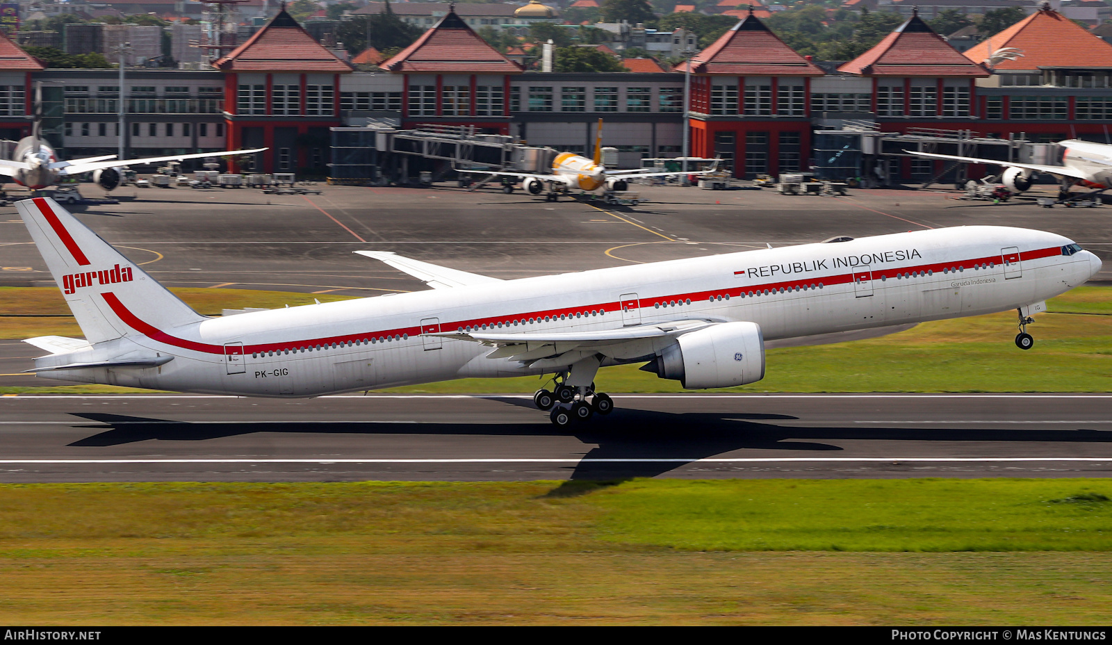 Aircraft Photo of PK-GIG | Boeing 777-3U3/ER | Garuda Indonesia | AirHistory.net #576776