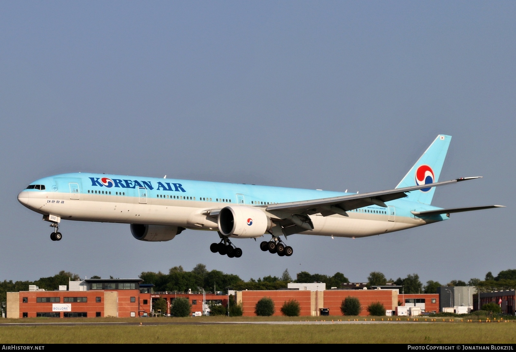 Aircraft Photo of HL7202 | Boeing 777-300/ER | Korean Air | AirHistory.net #576854