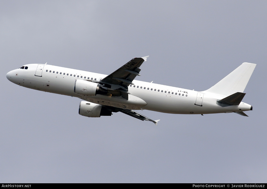 Aircraft Photo of LY-WIL | Airbus A320-214 | AirHistory.net #577433