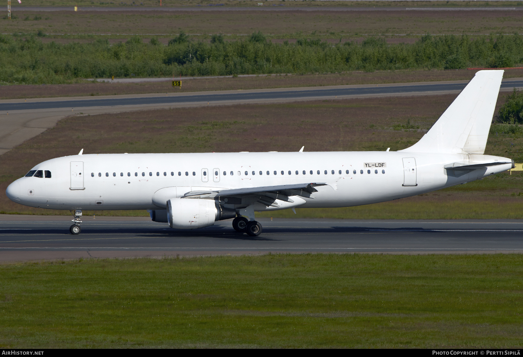 Aircraft Photo of YL-LDF | Airbus A320-214 | AirHistory.net #577636