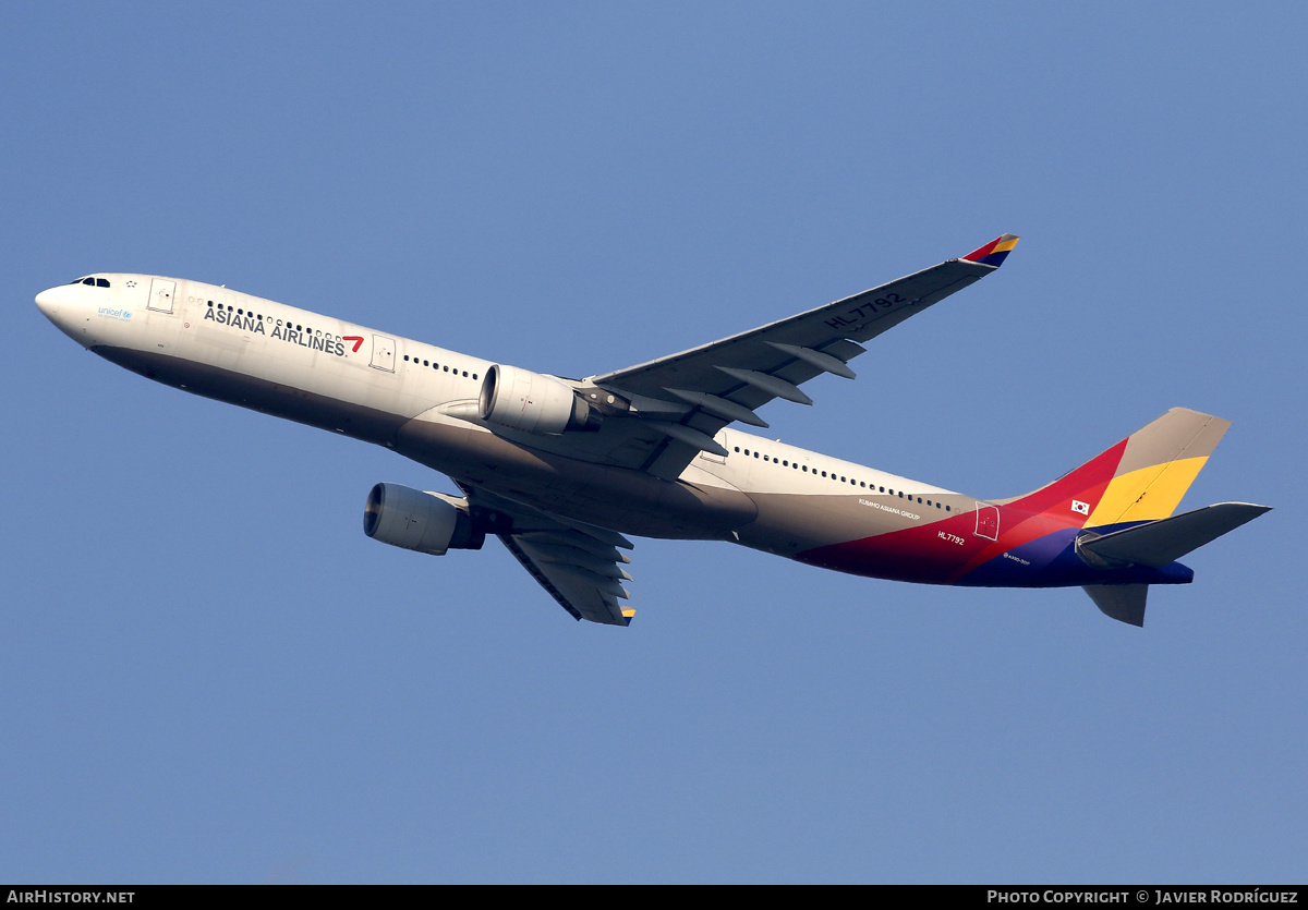 Aircraft Photo of HL7792 | Airbus A330-323E | Asiana Airlines | AirHistory.net #577704