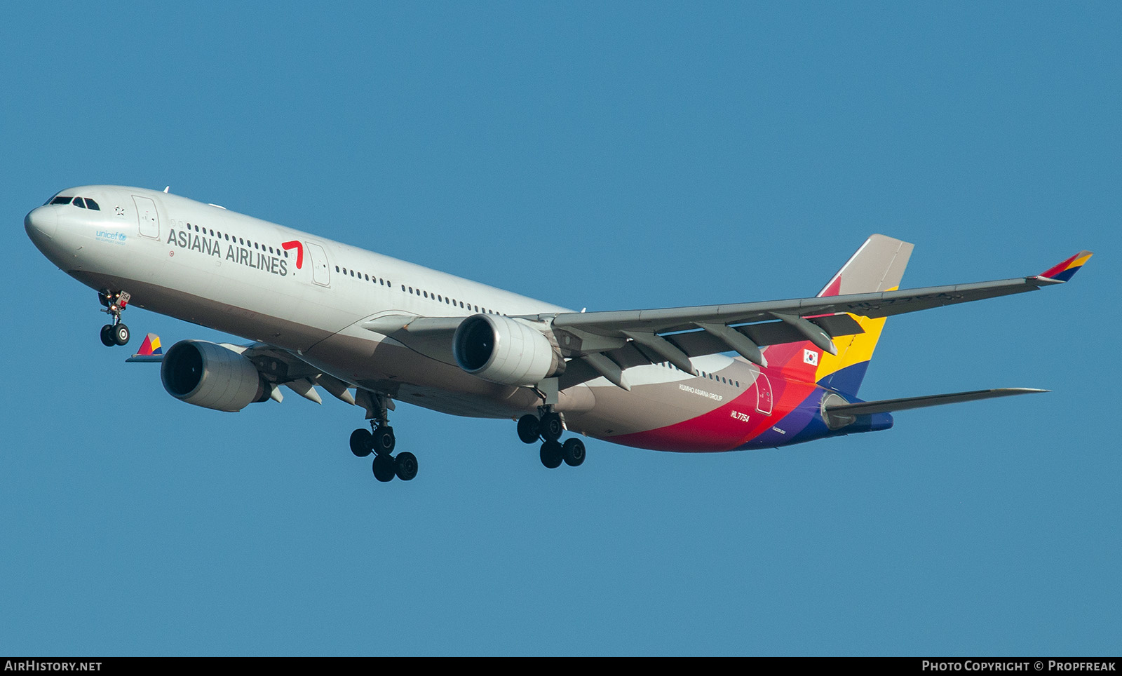 Aircraft Photo of HL7754 | Airbus A330-323E | Asiana Airlines | AirHistory.net #577854