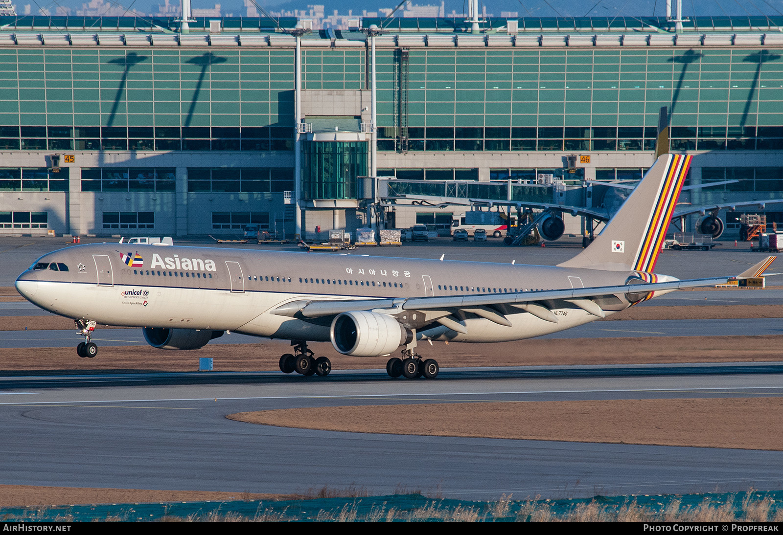Aircraft Photo of HL7746 | Airbus A330-323E | Asiana Airlines | AirHistory.net #579297
