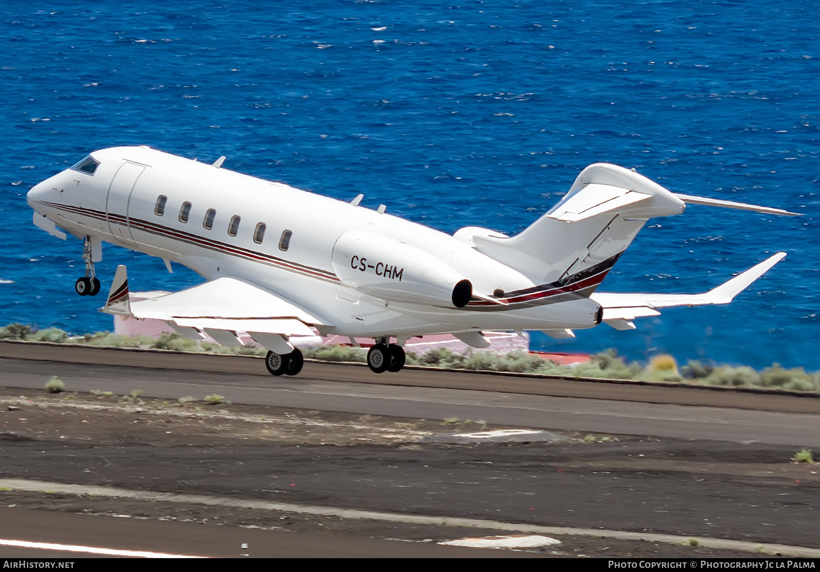 Aircraft Photo of CS-CHM | Bombardier Challenger 350 (BD-100-1A10) | AirHistory.net #579362