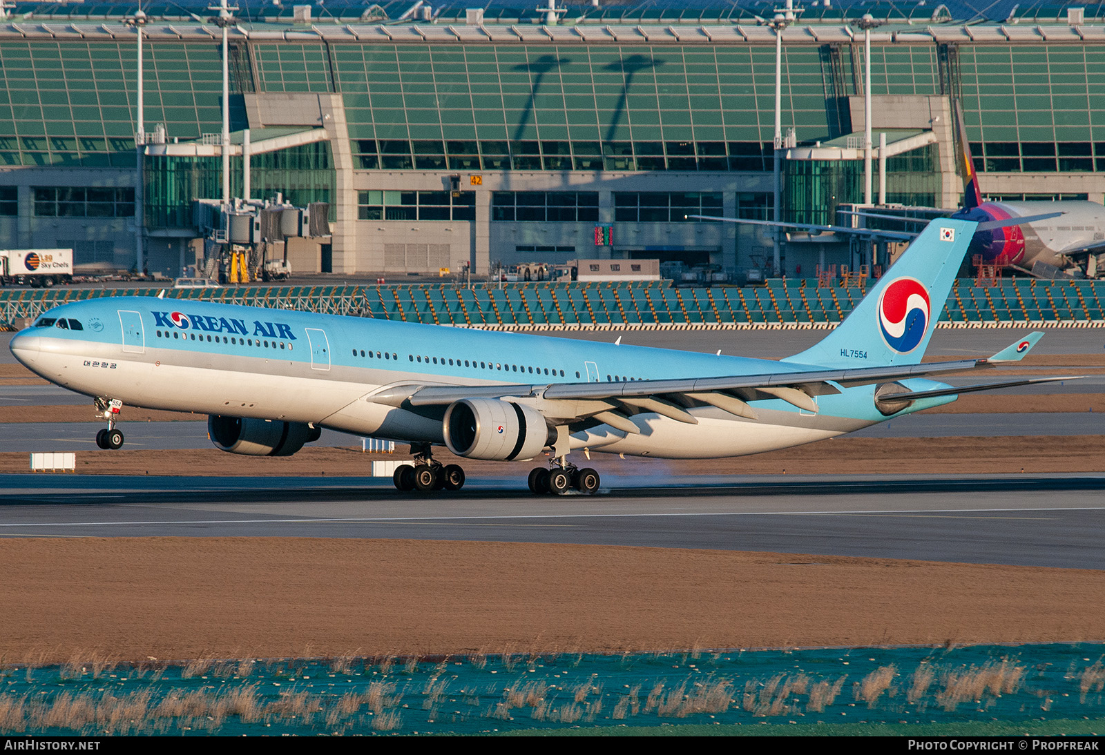 Aircraft Photo of HL7554 | Airbus A330-323 | Korean Air | AirHistory.net #579366