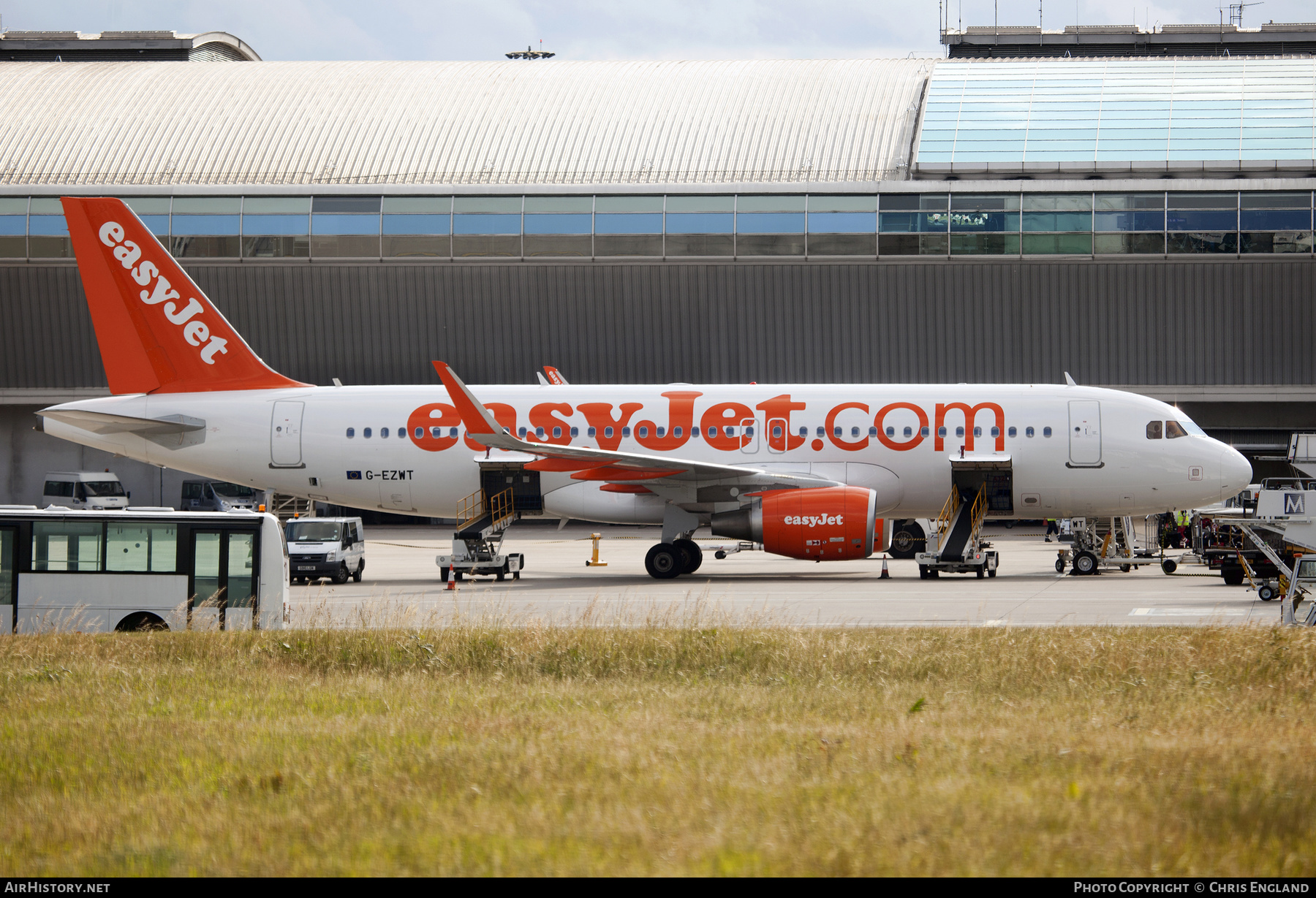 Aircraft Photo of G-EZWT | Airbus A320-214 | EasyJet | AirHistory.net #580012