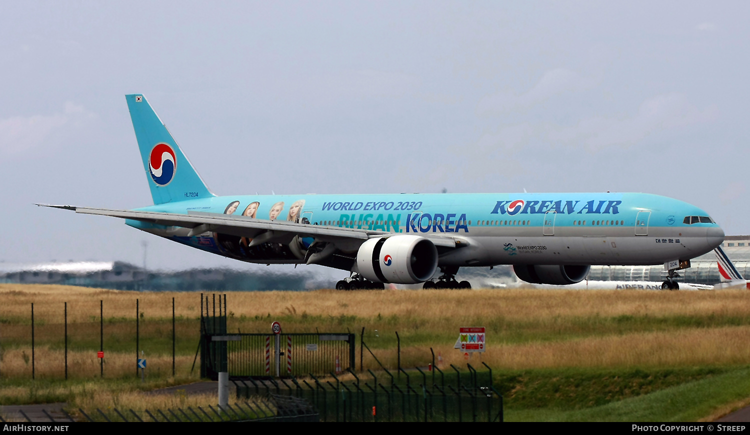 Aircraft Photo of HL7204 | Boeing 777-300/ER | Korean Air | AirHistory.net #580140