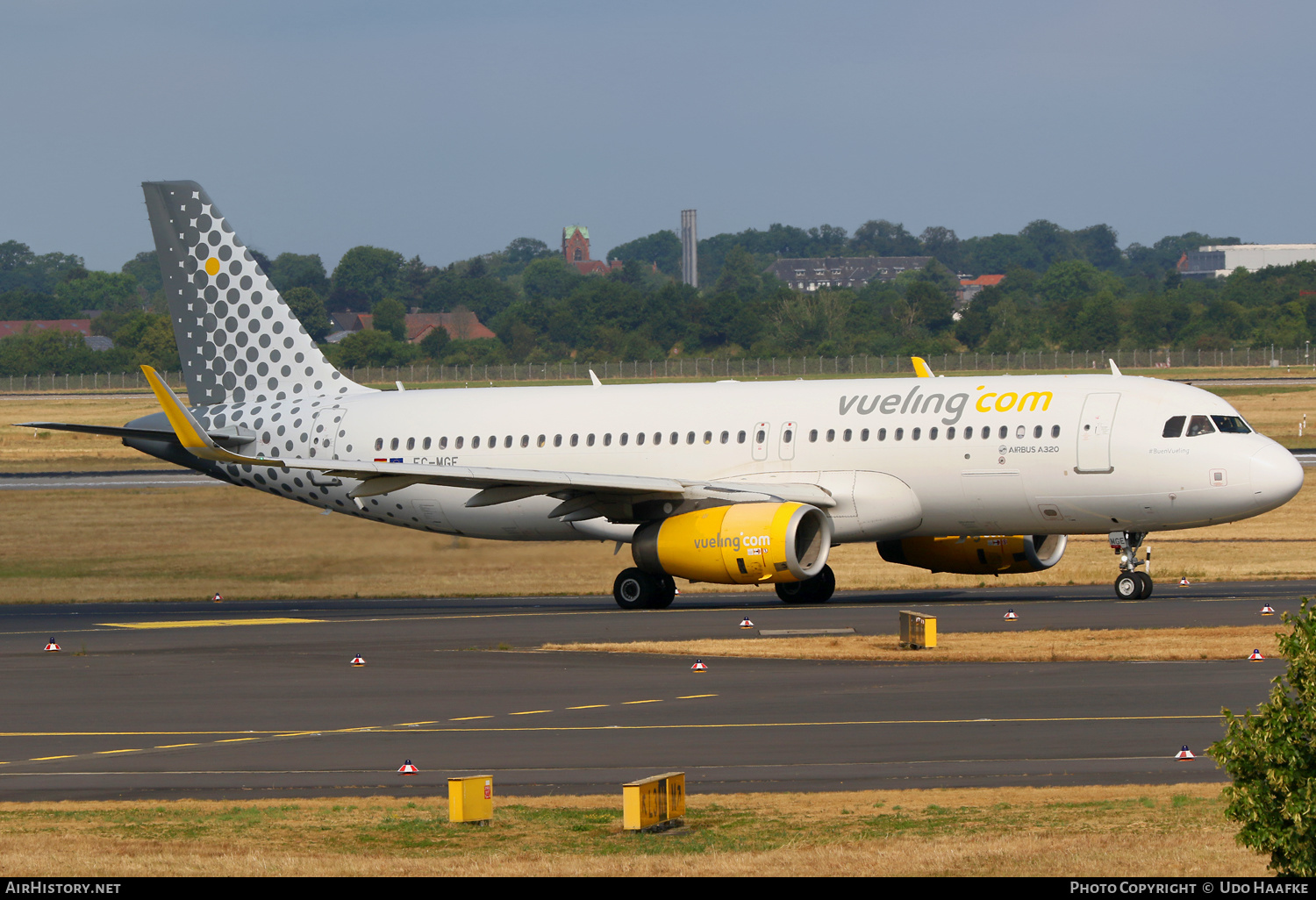 Aircraft Photo of EC-MGE | Airbus A320-232 | Vueling Airlines | AirHistory.net #580167