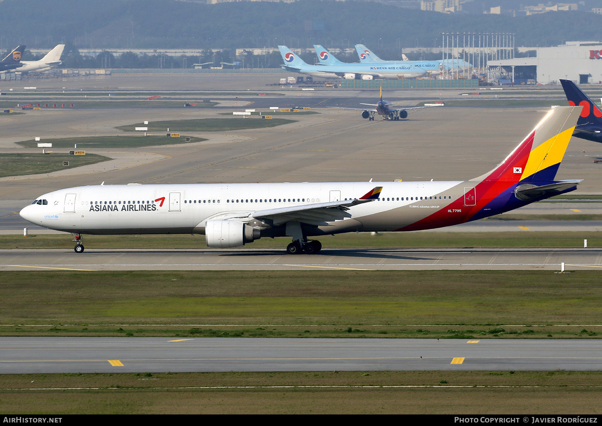 Aircraft Photo of HL-7795 | Airbus A330-323E | Asiana Airlines | AirHistory.net #580239
