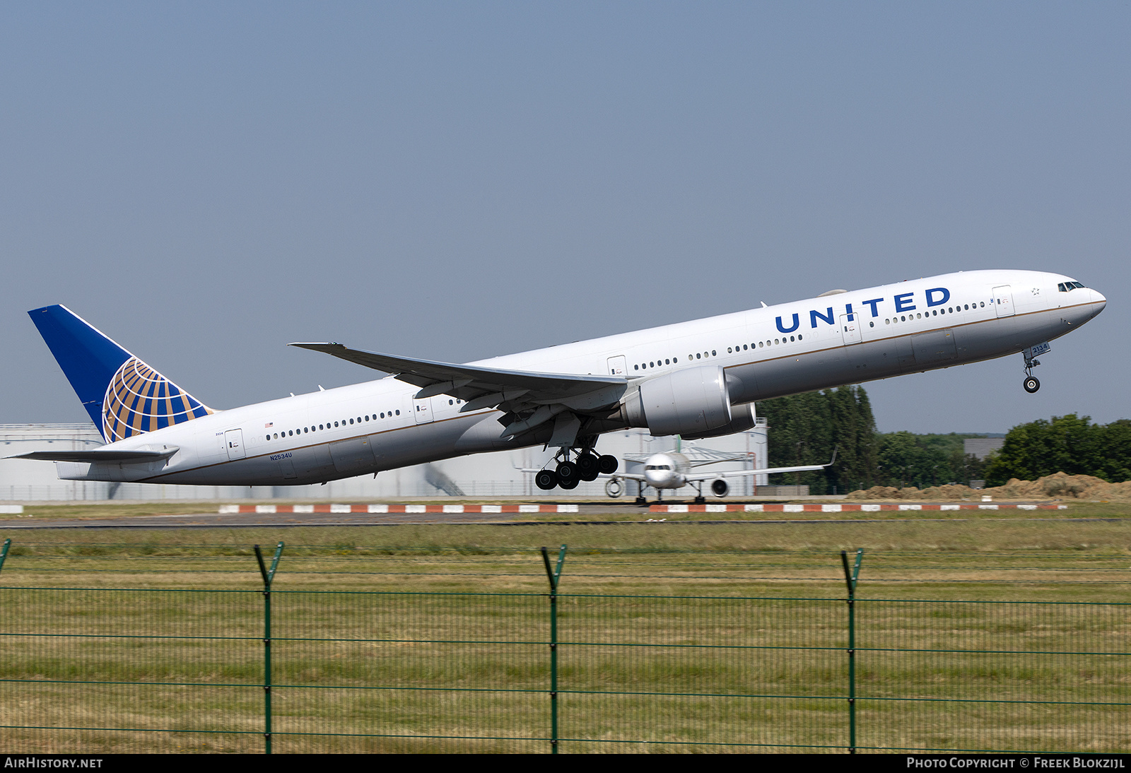 Aircraft Photo of N2534U | Boeing 777-300/ER | United Airlines | AirHistory.net #580290