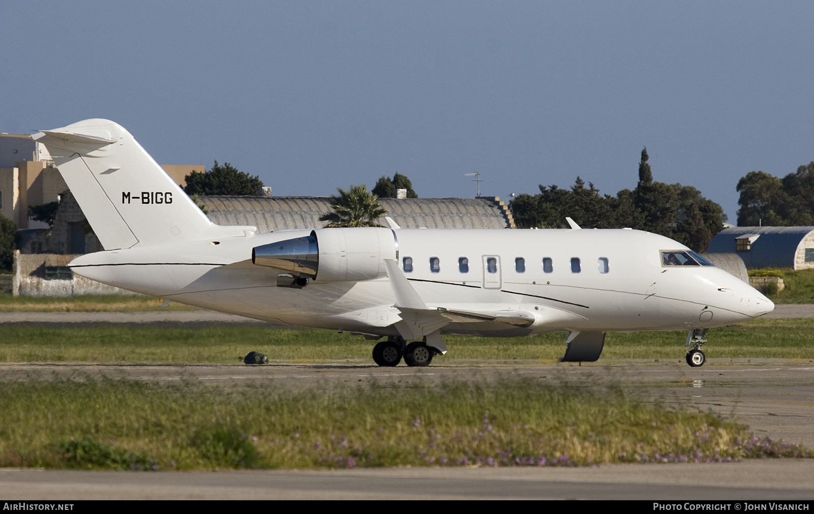 Aircraft Photo of M-BIGG | Bombardier Challenger 605 (CL-600-2B16) | AirHistory.net #581093