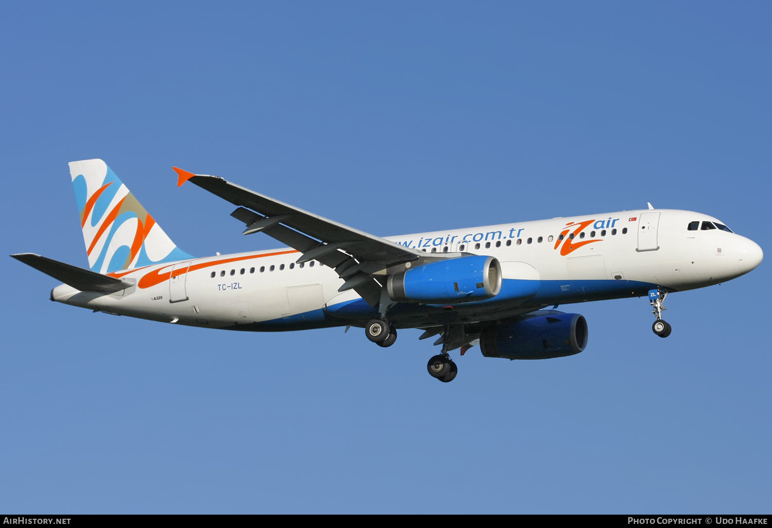 Aircraft Photo of TC-IZL | Airbus A320-233 | IZAir - Izmir Hava Yollari | AirHistory.net #582087