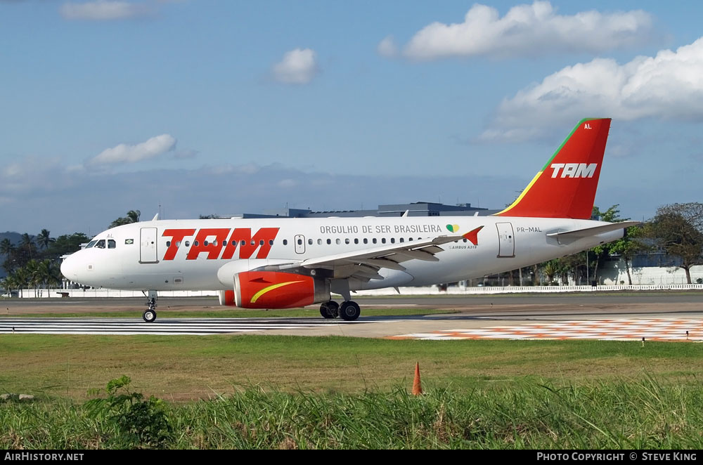 Aircraft Photo of PR-MAL | Airbus A319-132 | TAM Linhas Aéreas | AirHistory.net #583178