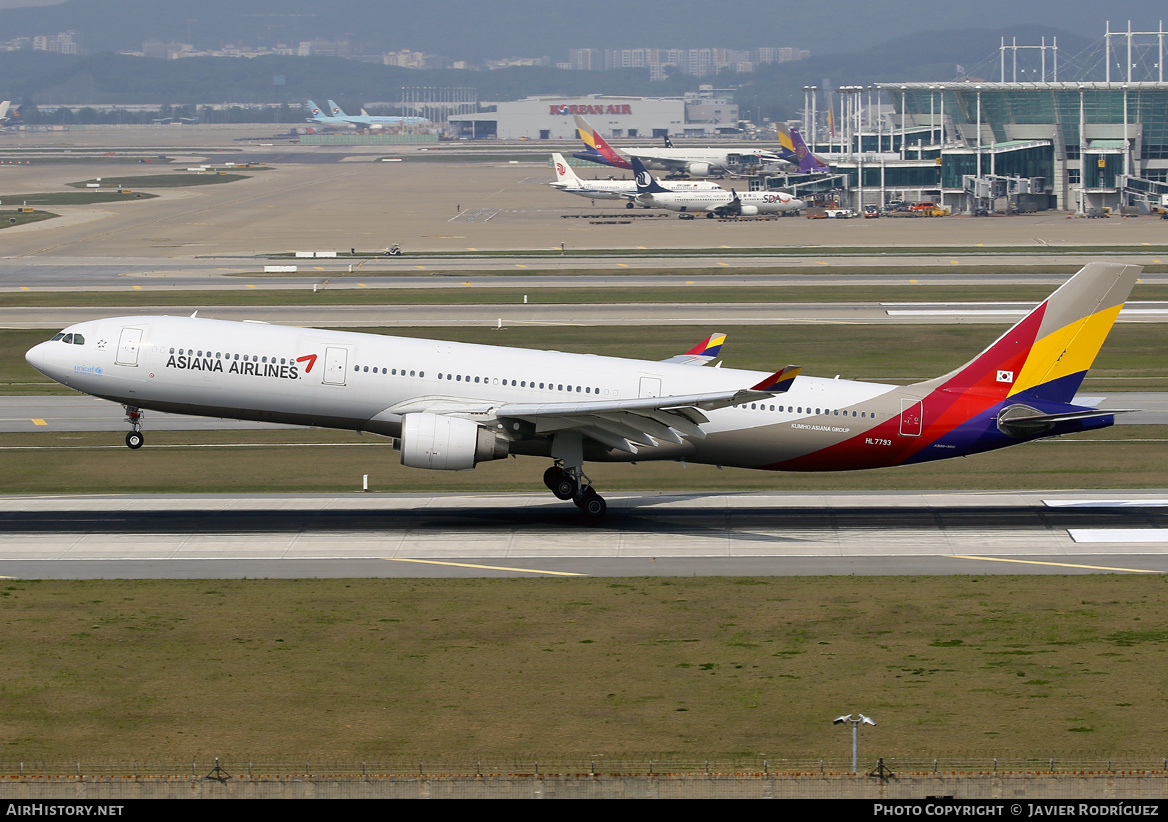 Aircraft Photo of HL7793 | Airbus A330-323E | Asiana Airlines | AirHistory.net #583301