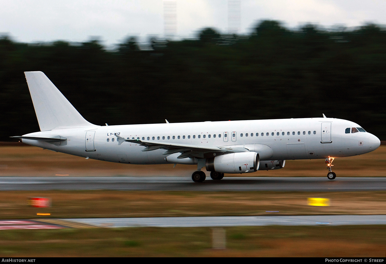 Aircraft Photo of LY-WIZ | Airbus A320-232 | AirHistory.net #583769