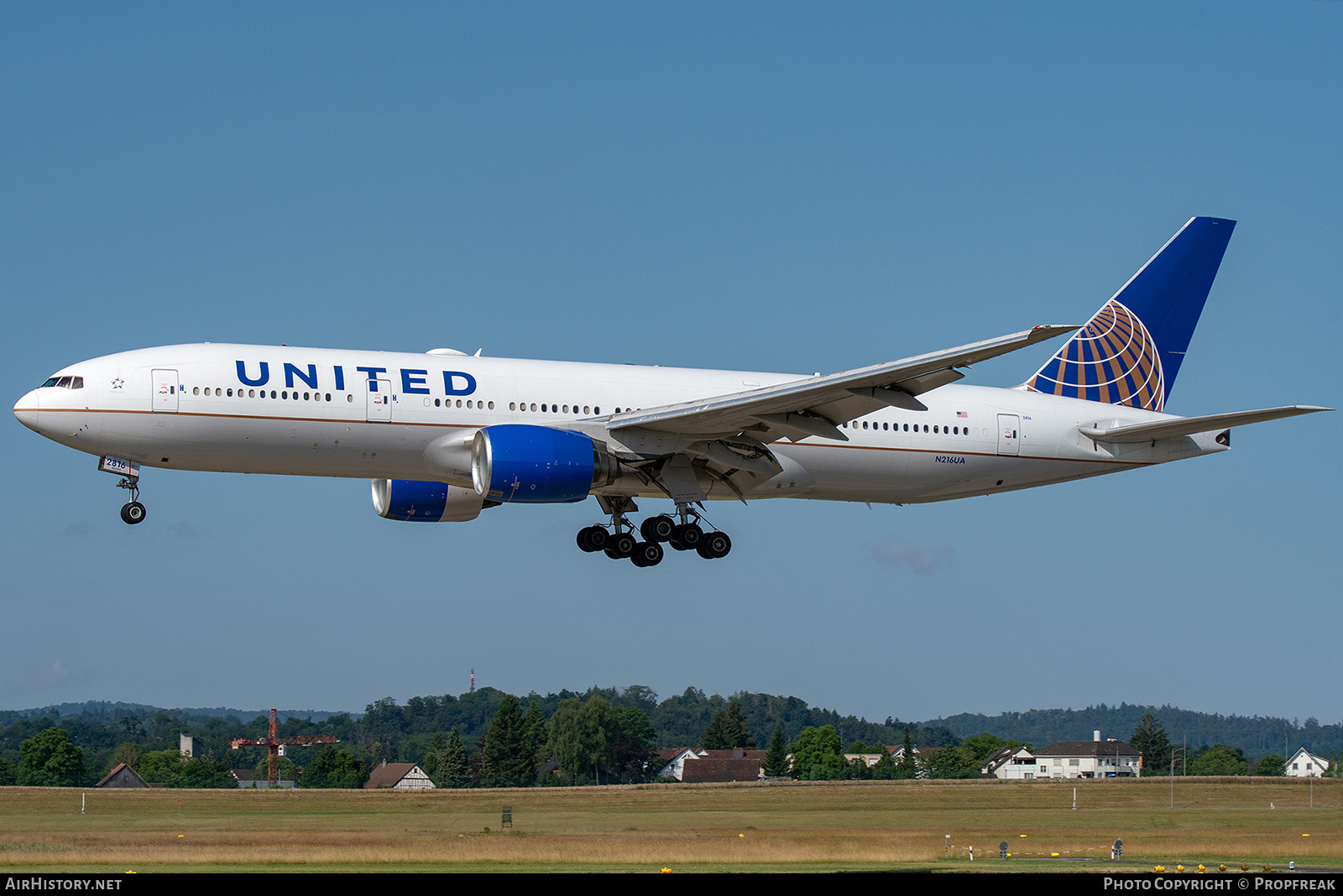 Aircraft Photo of N216UA | Boeing 777-222/ER | United Airlines | AirHistory.net #583915
