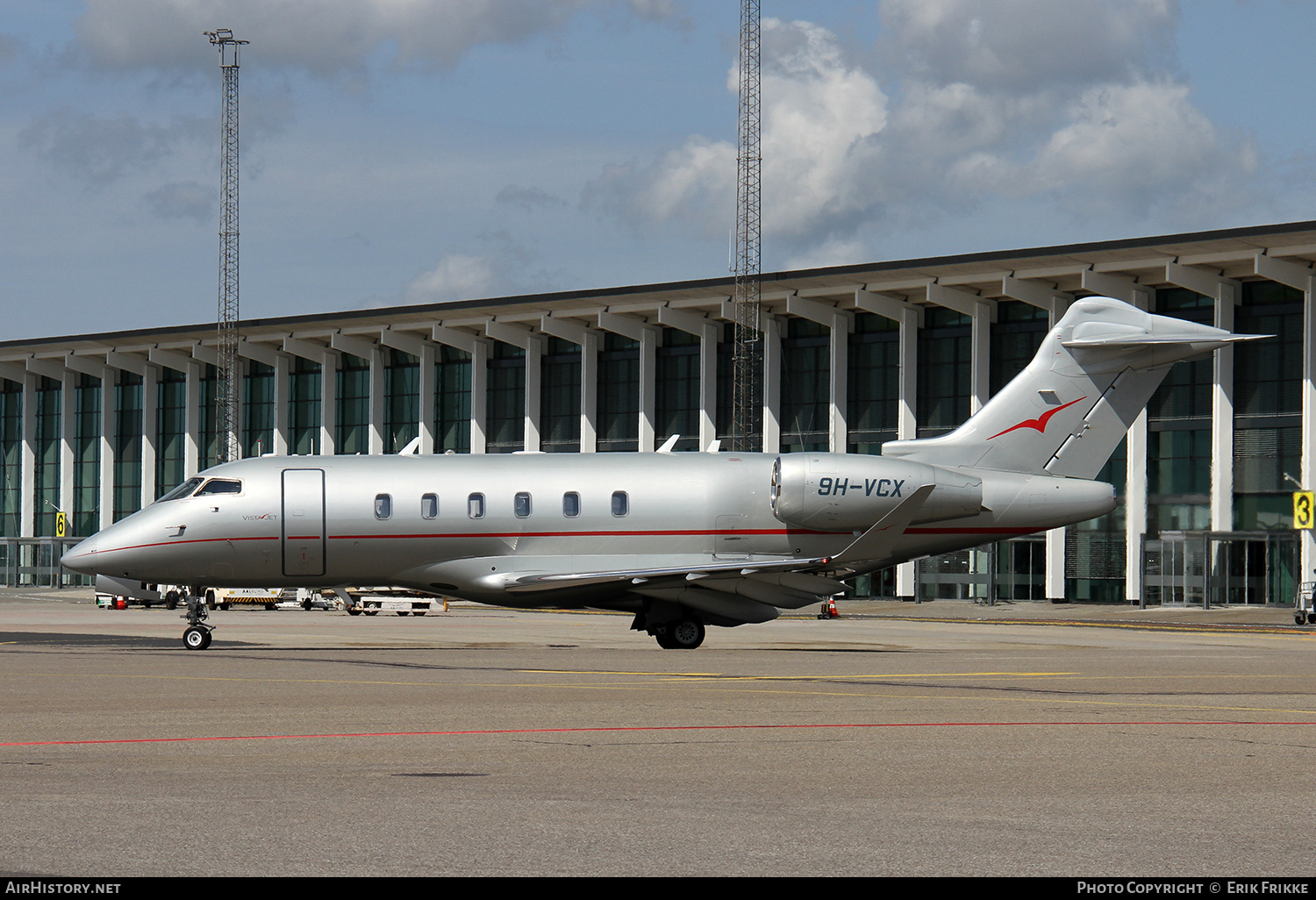 Aircraft Photo of 9H-VCX | Bombardier Challenger 350 (BD-100-1A10) | VistaJet | AirHistory.net #584327
