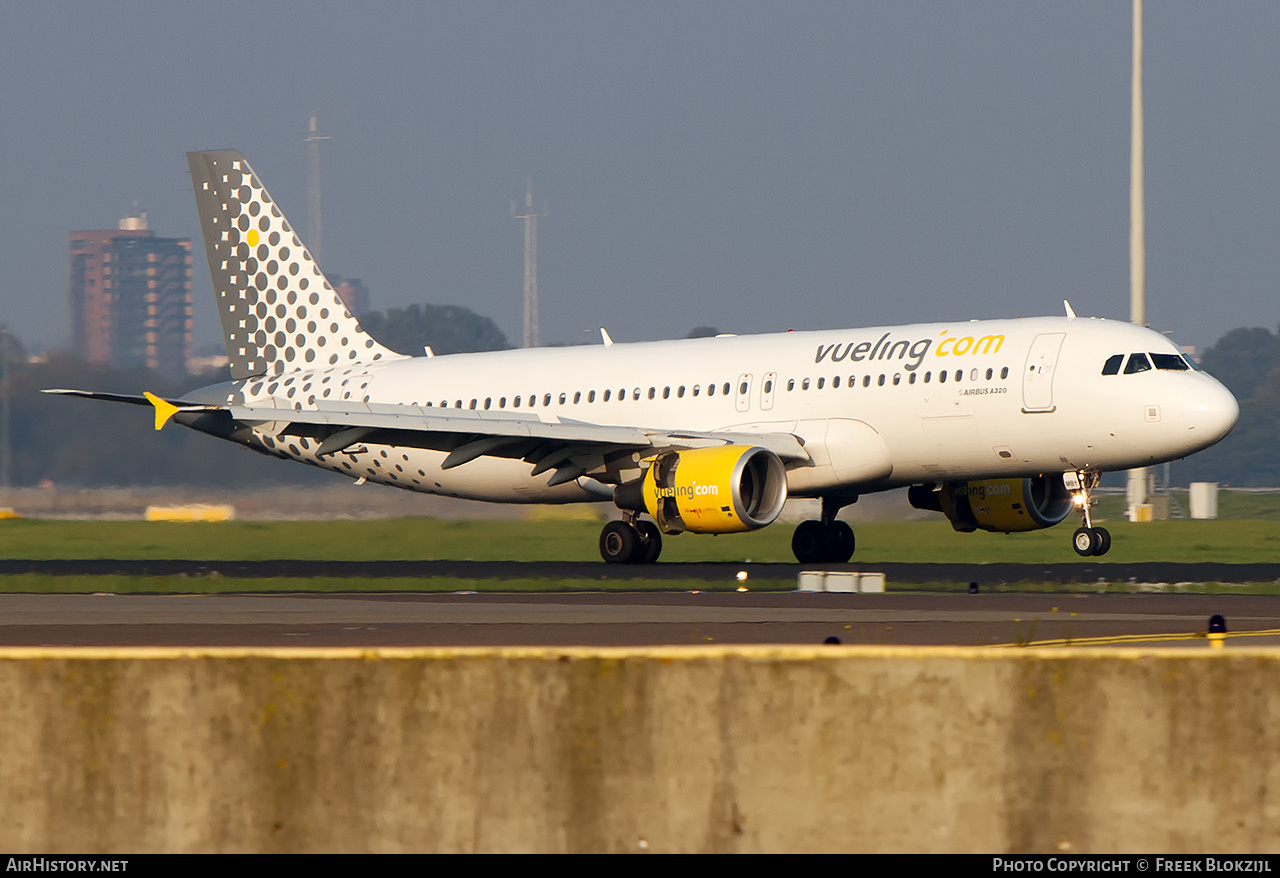 Aircraft Photo of EC-MBY | Airbus A320-214 | Vueling Airlines | AirHistory.net #584542