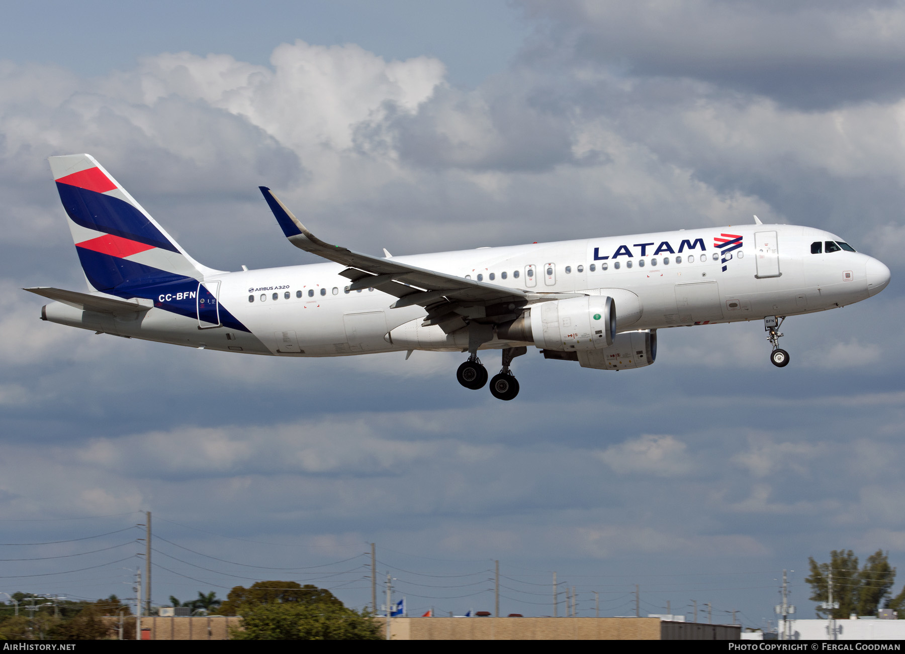 Aircraft Photo of CC-BFN | Airbus A320-214 | LATAM Airlines | AirHistory.net #585577