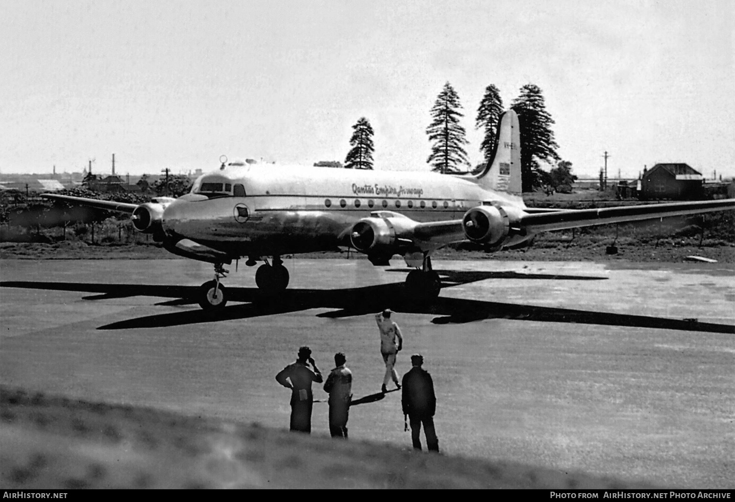 Aircraft Photo of VH-EBL | Douglas DC-4-1009 | Qantas Empire Airways - QEA | AirHistory.net #586043