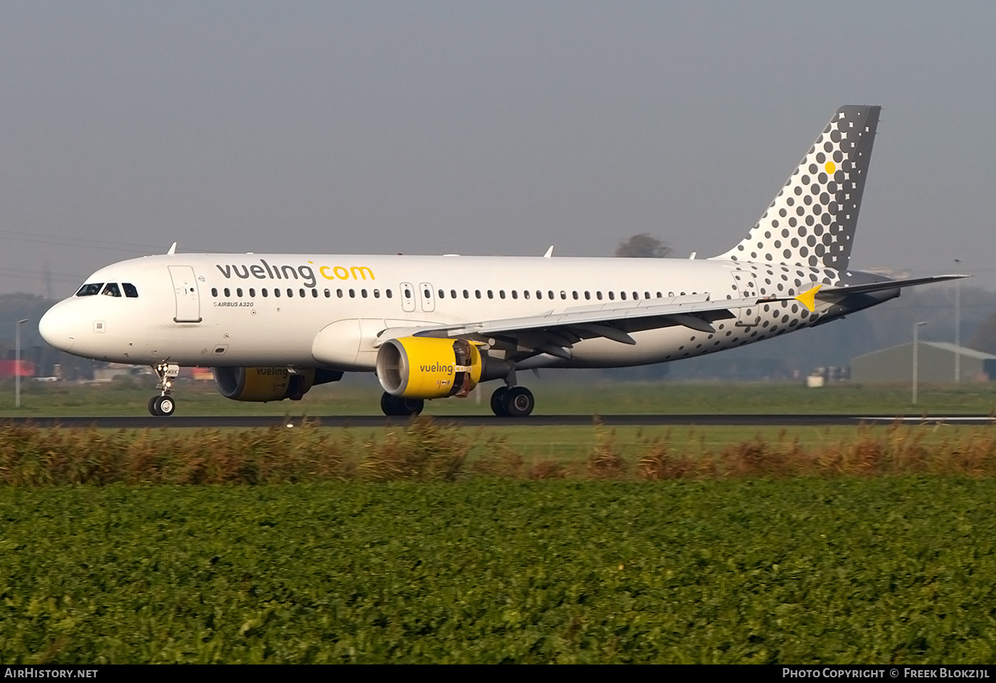 Aircraft Photo of EC-MBK | Airbus A320-214 | Vueling Airlines | AirHistory.net #586559