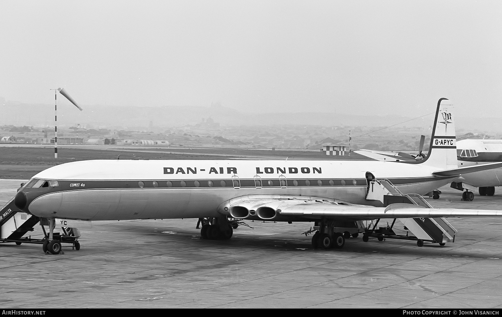Aircraft Photo of G-APYC | De Havilland D.H. 106 Comet 4B | Dan-Air London | AirHistory.net #586658