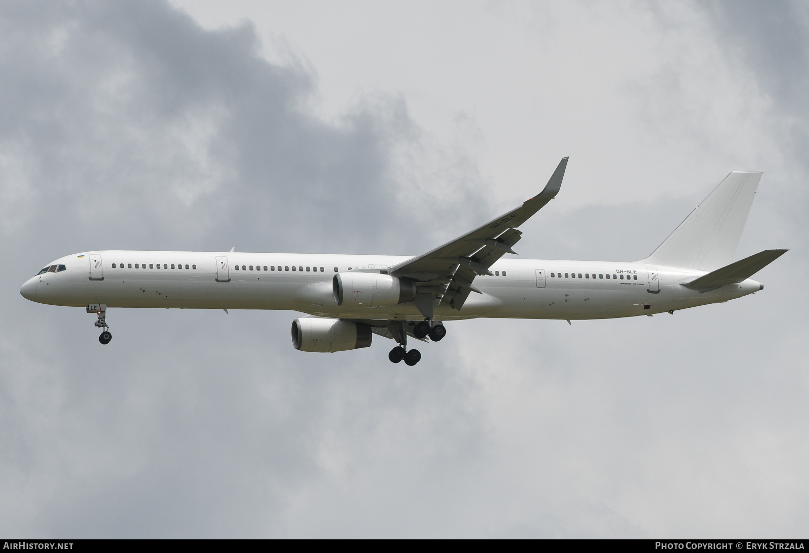 Aircraft Photo of UR-SLE | Boeing 757-330 | AirHistory.net #587731