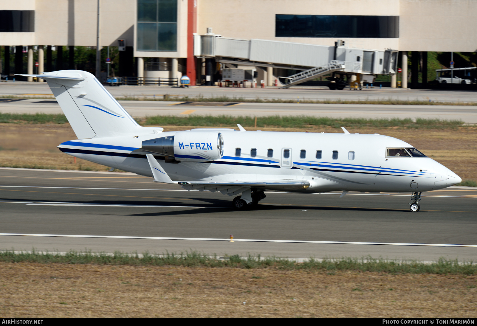 Aircraft Photo of M-FRZN | Bombardier Challenger 605 (CL-600-2B16) | AirHistory.net #587919
