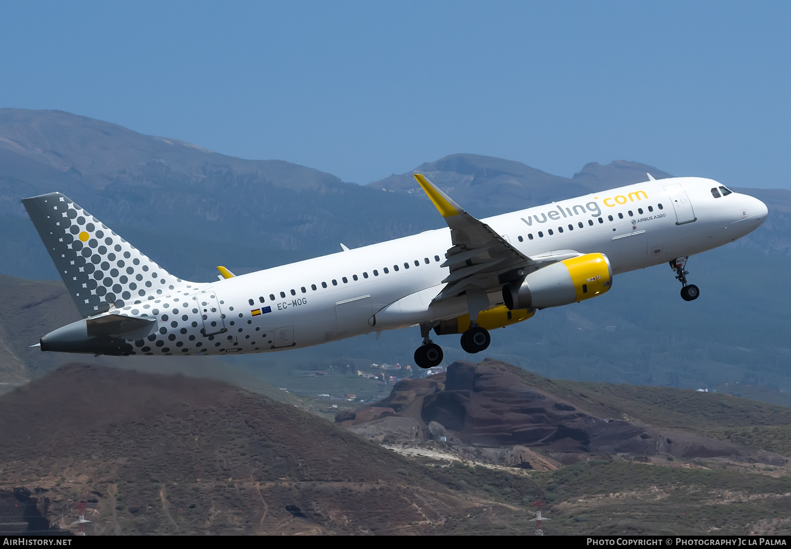 Aircraft Photo of EC-MOG | Airbus A320-232 | Vueling Airlines | AirHistory.net #588530