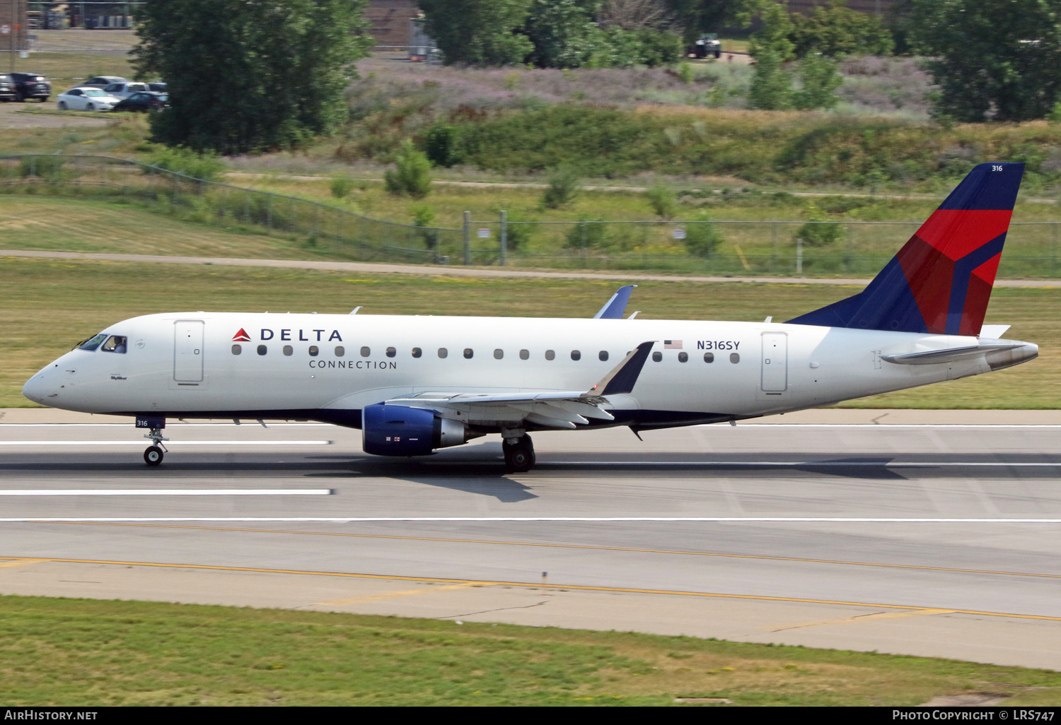 Aircraft Photo of N316SY | Embraer 175LR (ERJ-170-200LR) | Delta Connection | AirHistory.net #588921