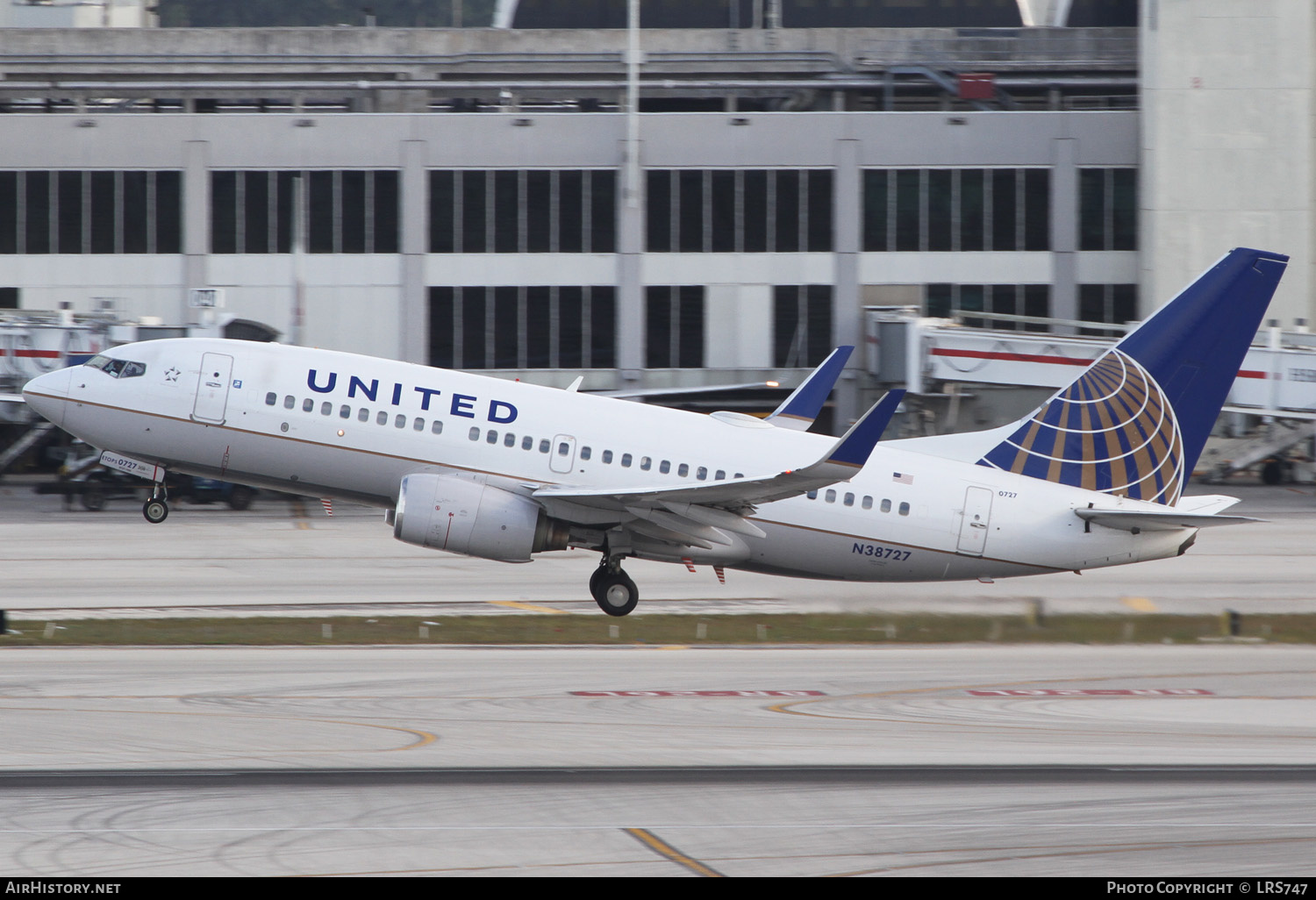 Aircraft Photo of N38727 | Boeing 737-724 | United Airlines | AirHistory.net #588976