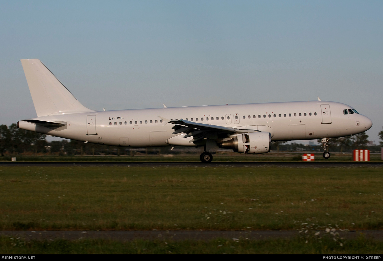 Aircraft Photo of LY-WIL | Airbus A320-214 | AirHistory.net #589266