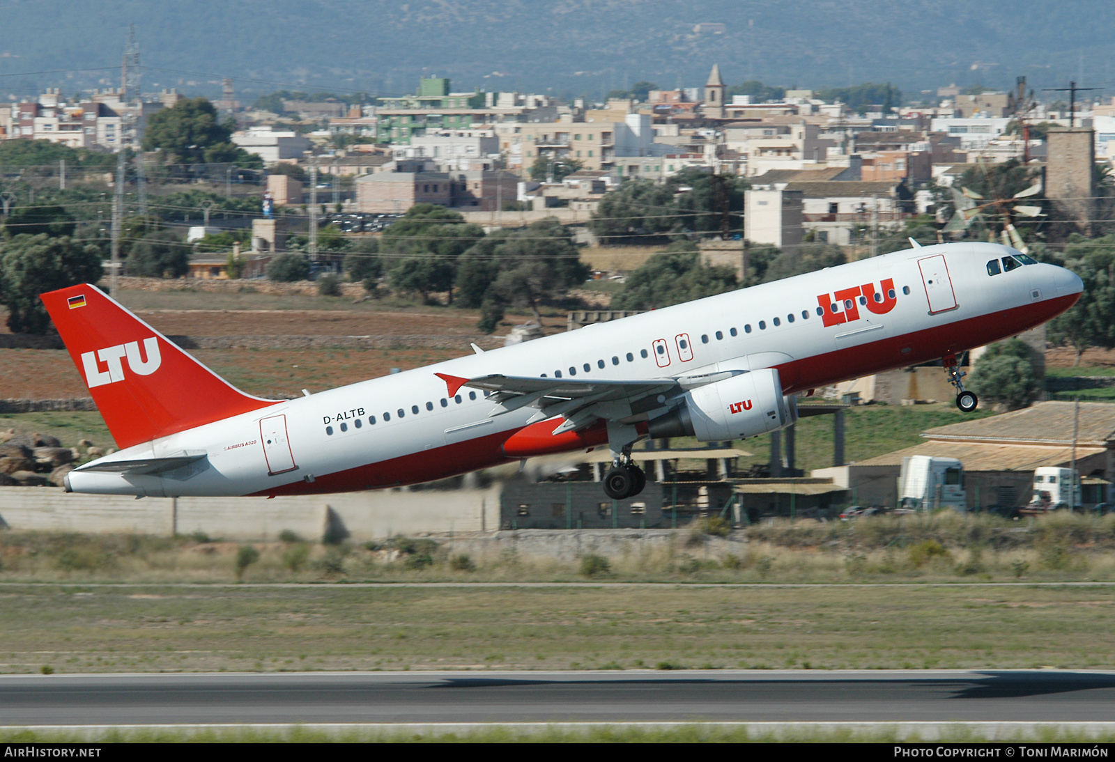 Aircraft Photo of D-ALTB | Airbus A320-214 | LTU - Lufttransport-Unternehmen | AirHistory.net #589945