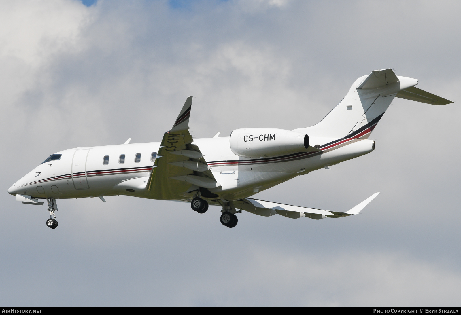 Aircraft Photo of CS-CHM | Bombardier Challenger 350 (BD-100-1A10) | AirHistory.net #590401