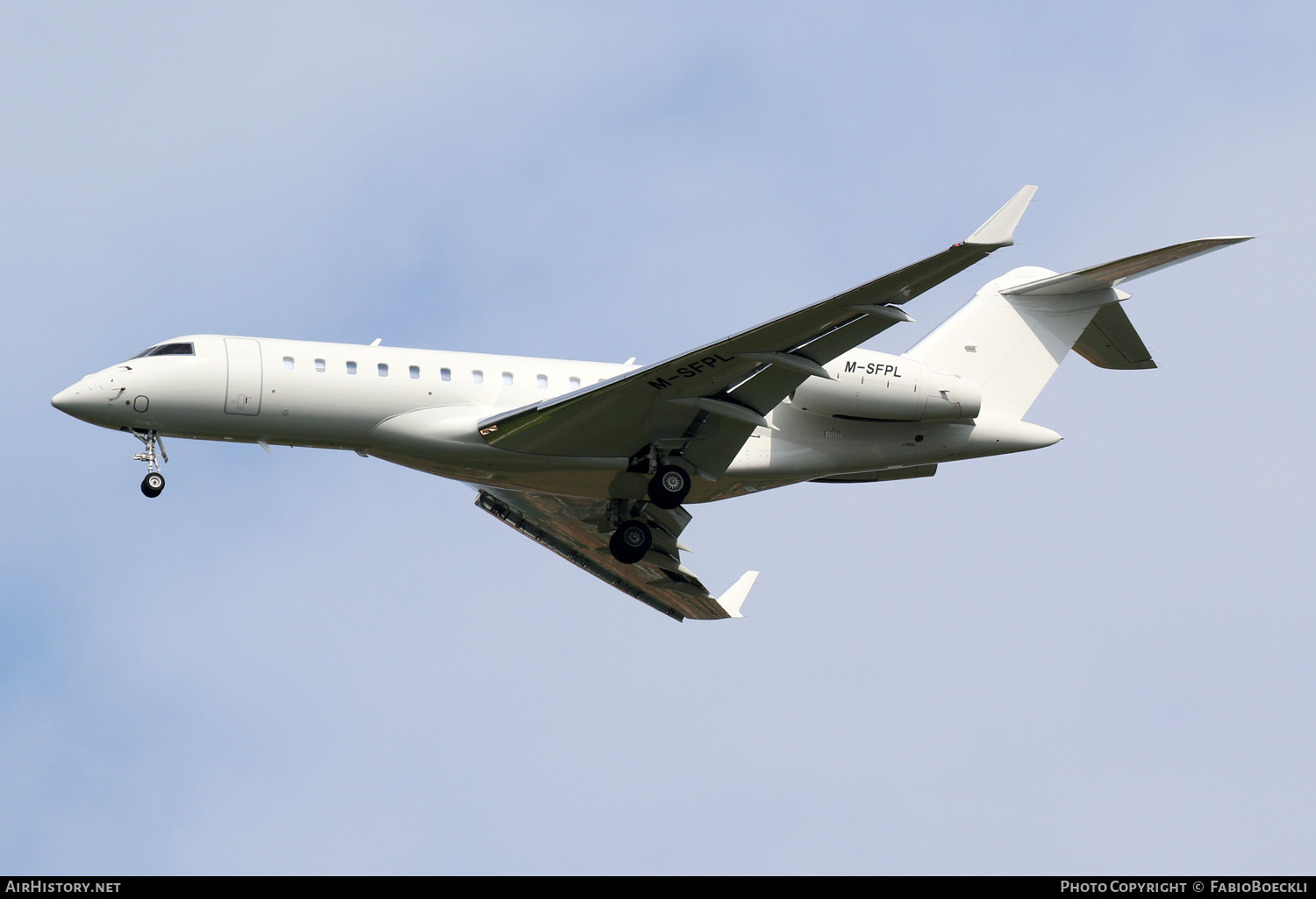 Aircraft Photo of M-SFPL | Bombardier Global 6000 (BD-700-1A10) | AirHistory.net #591497