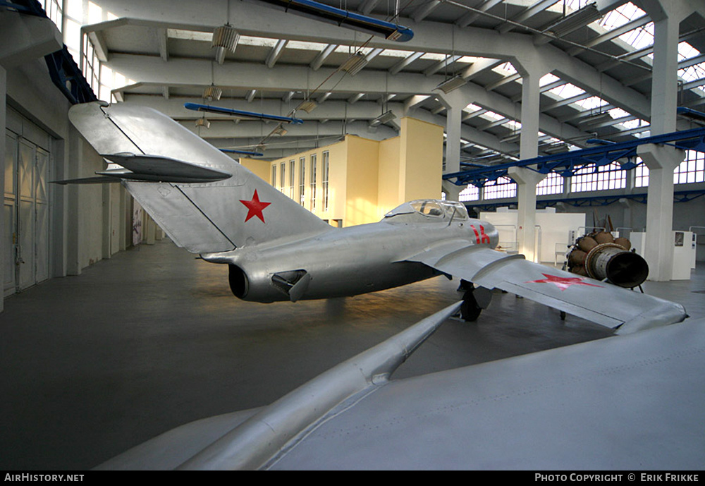 Aircraft Photo of 16 red | Mikoyan-Gurevich MiG-15UTI | Soviet Union - Air Force | AirHistory.net #592197